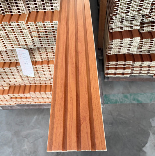 Wall Panel Flat WPC teca miel 009 – foto real en bodega