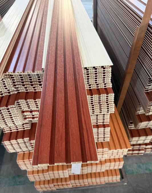 Wall Panel Flat WPC caoba rojiza 011 – foto real en bodega