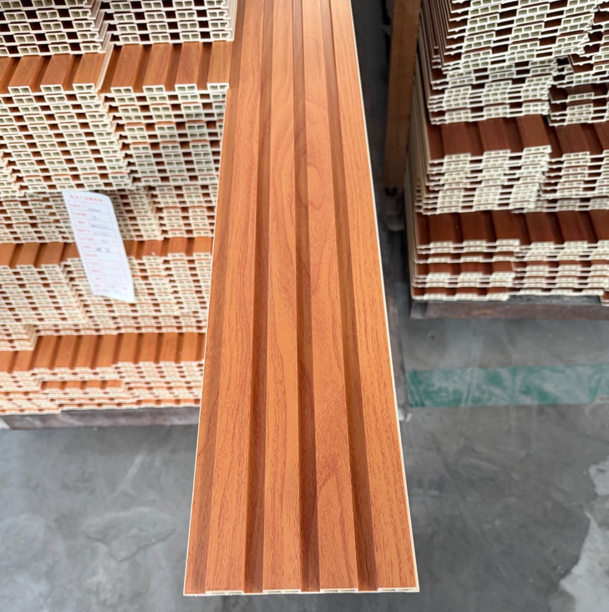 Wall Panel Flat WPC teca miel 009 – foto real en bodega