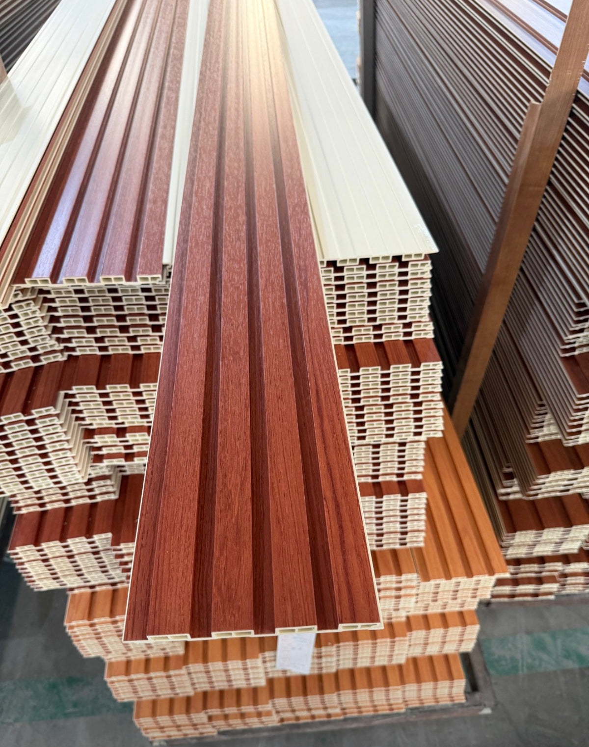 Wall Panel Flat WPC caoba rojiza 011 – foto real en bodega